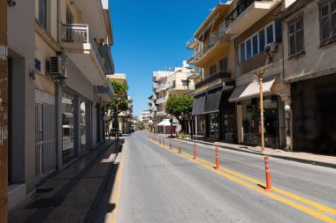 Heraklion Şehri Tarih Merkezi. Kyrillou Loukareos Caddesi Agios Minas 'ın ünlü katedrali..