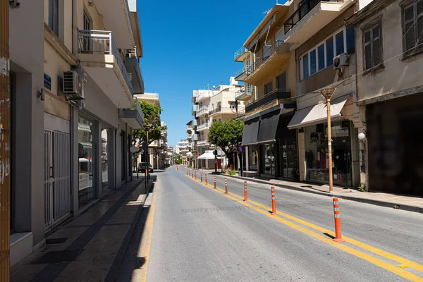 Heraklion city historical center. Kyrillou Loukareos street leading to the citys famous cathedral church of Agios Minas. — Stock Photo, Image