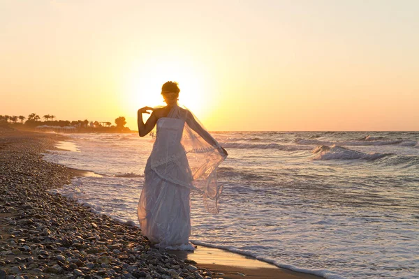 Gün Batımında Altın Saat Plaj Fotoshop Uzun Beyaz Gelinlik Içinde — Stok fotoğraf