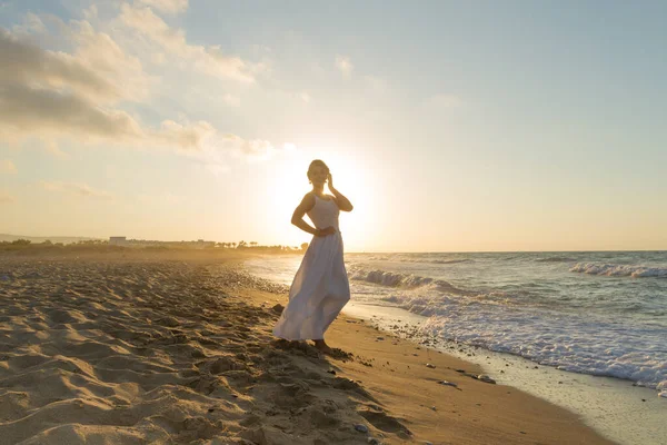 Uzun Beyaz Elbiseli Çıplak Ayaklı Mutlu Stressiz Kumlu Kumsalda Yürüyen — Stok fotoğraf