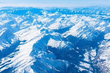 Mavi Gezegen Dünya benzersiz Alp havası manzarası. Bir uçak kabin penceresinden görülen yüksek irtifa, orta Avrupa Alpleri 'nin karlı hava manzarası. Çevresel koruma kavramı.
