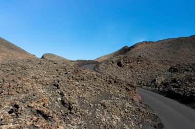 Görkemli lav nehrinin benzersiz panoramik görüntüsü dev bir volkan kraterinden akarak Dünya 'da bir ay manzarası yaratır. Ateş Dağları, Timanfaya Ulusal Parkı, Lanzarote, Kanarya Adaları, İspanya.