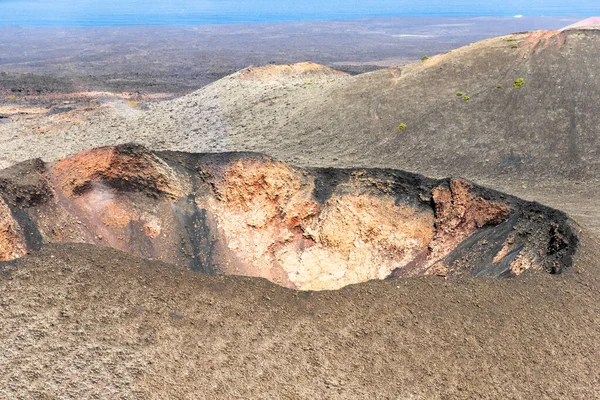 壮大な大規模な火山噴火口のユニークなパノラマビュー 山火事 ティマンファヤ国立公園 ランサローテ島 カナリア諸島 スペイン — ストック写真