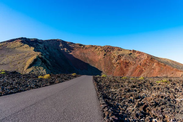 从一个巨大的火山口流出的壮观的熔岩河流独特的全景 创造了地球上的月球景观 西班牙加那利群岛兰萨罗特Timanfaya国家公园的火山区 — 图库照片