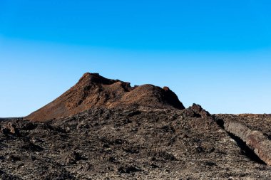 Görkemli lav nehrinin benzersiz panoramik görüntüsü dev bir volkan kraterinden akar ve Dünya 'da Mars manzarası yaratır. Ateş Dağları, Timanfaya Ulusal Parkı, Lanzarote, Kanarya Adaları, İspanya.