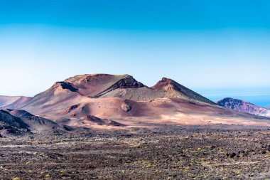 Görkemli lav nehrinin benzersiz panoramik görüntüsü dev bir volkan kraterinden akar ve Dünya 'da Mars manzarası yaratır. Ateş Dağları, Timanfaya Ulusal Parkı, Lanzarote, Kanarya Adaları, İspanya.