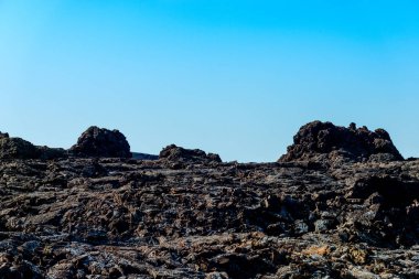 Görkemli lav nehrinin benzersiz panoramik görüntüsü dev bir volkan kraterinden akarak Dünya 'da bir ay manzarası yaratır. Timanfaya Ulusal Parkı, Lanzarote, Kanarya Adaları, İspanya.