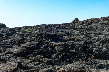 Görkemli lav nehrinin benzersiz panoramik görüntüsü dev bir volkan kraterinden akarak Dünya 'da bir ay manzarası yaratır. Timanfaya Ulusal Parkı, Lanzarote, Kanarya Adaları, İspanya.