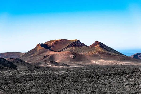从一个巨大的火山口流出的壮观的熔岩河流独特的全景 创造了地球上的月球景观 西班牙加那利群岛兰萨罗特Timanfaya国家公园的火山区 — 图库照片