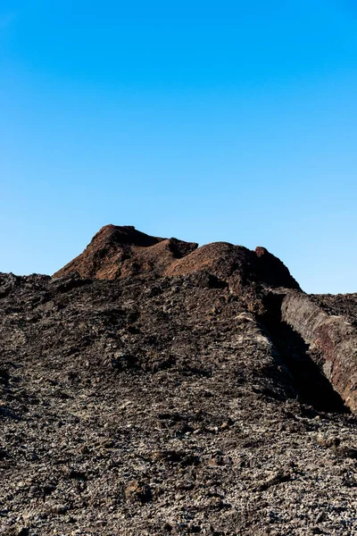 巨大な火山噴火口から流れる壮大な溶岩川のユニークなパノラマビューは 地球上の火星の風景を作成します 山火事 ティマンファヤ国立公園 ランサローテ島 カナリア諸島 スペイン — ストック写真