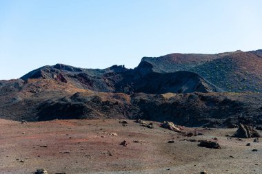 Görkemli lav nehrinin benzersiz panoramik görüntüsü dev bir volkan kraterinden akarak Dünya 'da bir ay manzarası yaratır. Ateş Dağları, Timanfaya Ulusal Parkı, Lanzarote, Kanarya Adaları, İspanya.