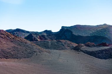 Görkemli lav nehrinin benzersiz panoramik manzarası dev bir volkan kraterinden akıyor. Ateşten dağlar, Timanfaya Ulusal Parkı, Lanzarote, Kanarya Adaları, İspanya.