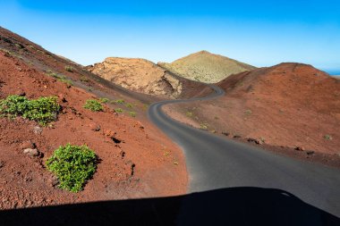 Mandallı yanardağ külahları boyunca dönen yolun benzersiz panoramik görüntüsü. Timanfaya volkanları park, Lanzarote, Kanarya Adaları, İspanya.