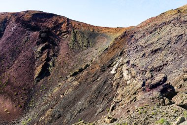 Muazzam korozyona uğramış lav tabakalarının devasa volkan konisinin eşsiz panoramik görüntüsü. Timanfaya volkanları park, Lanzarote, Kanarya Adaları, İspanya.