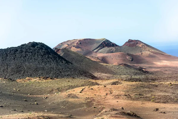 西班牙加那利群岛Lanzarote的Timanfaya国家公园巨大火山口形成的壮观熔岩流的独特全景 — 图库照片