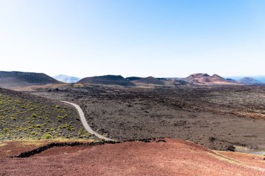Görkemli lav nehrinin eşsiz panoramik manzarası volkanik küller, enkazlar, devasa volkan kraterlerinden kayalar. Timanfaya volkanları ay manzarası, Lanzarote, Kanarya Adaları, İspanya.