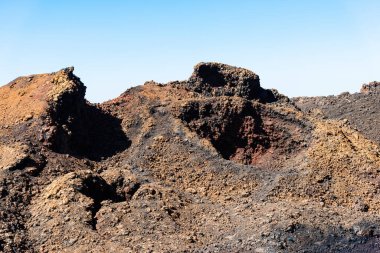 Görkemli volkanik koni kraterlerinin eşsiz panoramik görüntüsü. Timanfaya volkanları park, Lanzarote, Kanarya Adaları, İspanya.