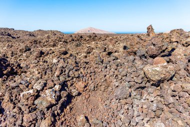 Görkemli erimiş lav nehrinin benzersiz panoramik manzarası dev bir volkandan akıyor. Sıcak siyah lav kayaları, Timanfaya Ulusal Parkı, Lanzarote, Kanarya Adaları, İspanya 'da kurumuş magma kalıntıları..