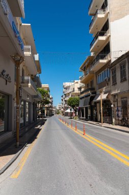 HERAKLION, CRETE, GREECE - 17 Nisan 2020: Heraklion Şehri Tarih Merkezi. Kyrillou Loukareos Caddesi Agios Minas 'ın ünlü katedrali..