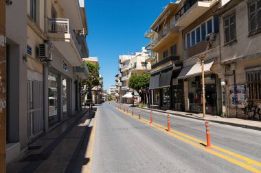 HERAKLION, CRETE, GREECE - 17 Nisan 2020: Heraklion Şehri Tarih Merkezi. Kyrillou Loukareos Caddesi Agios Minas 'ın ünlü katedrali..