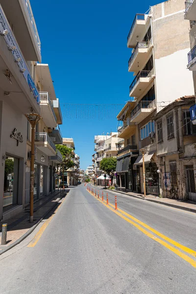 HERAKLION, CRETE, GREECE - APRIL 17, 2020: Heraklion city historical center. Kyrillou Loukareos street leading to the citys famous cathedral church of Agios Minas. — Stock Photo, Image