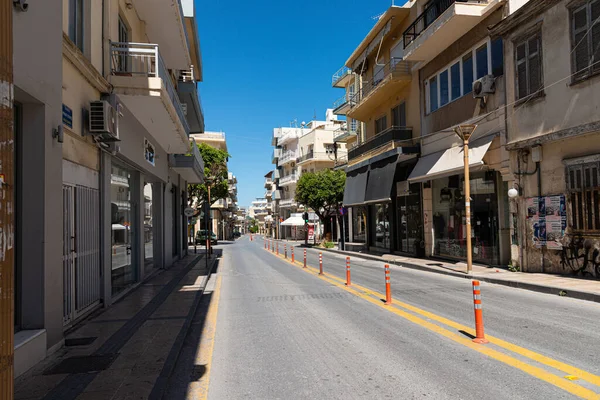 HERAKLION, CRETE, GREECE - APRIL 17, 2020: Heraklion city historical center. Kyrillou Loukareos street leading to the citys famous cathedral church of Agios Minas. — Stock Photo, Image