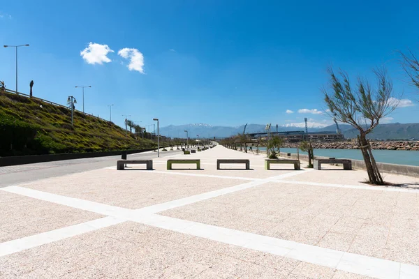 Heraklion sightseeing tour on famous northwest coastline walkway promenade. — Stock Photo, Image