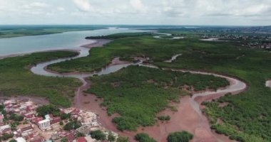 Okyanusa açılan nehrin havadan üstgeçişi..