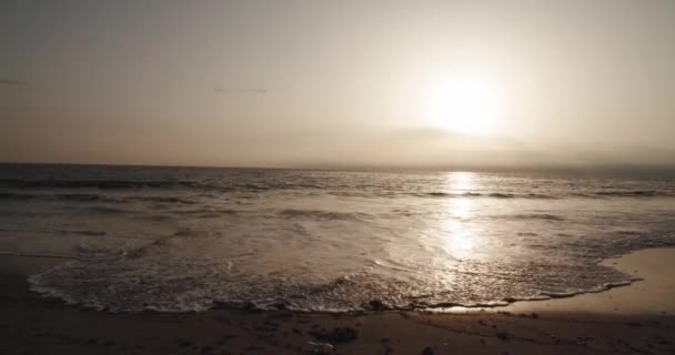 해변으로 밀려오는 — 비디오