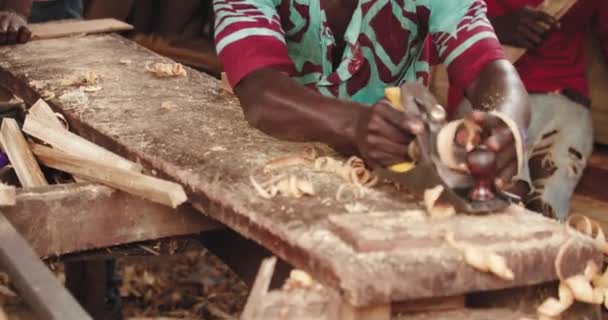 Hombre Moviendo Planar Sobre Madera Para Tallar — Vídeos de Stock