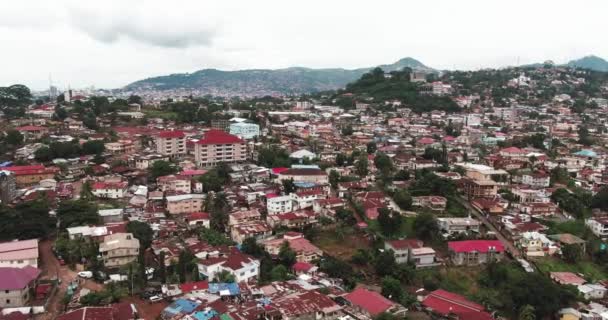 Survol aérien de la ville en Sierra Leone .