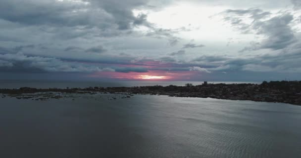 シエラレオネの湾の上の日没の空中ビュー — ストック動画