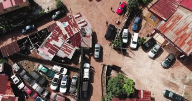 İnsansız hava aracı Afrika 'da caddelerden geçen aracı takip ediyor..