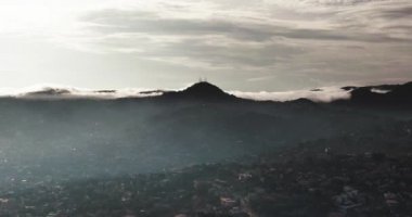 Freetown 'un arkasındaki tepelerin hava görüntüleri, Sierra Leone.