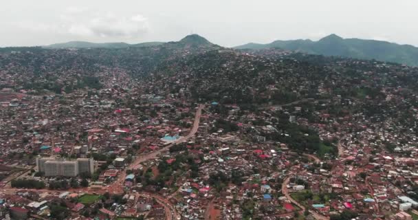 Letecký Záběr Freetownu Sierra Leone Horami Mraky Pozadí — Stock video