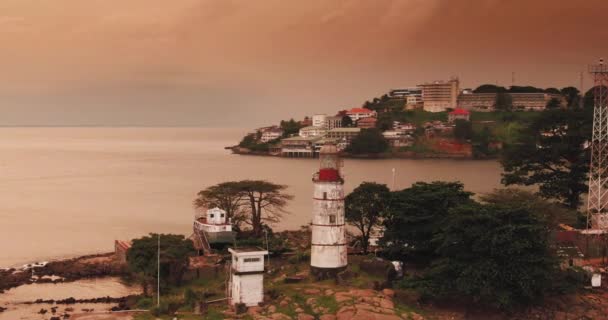 Langzame Luchtrotatie Rond Een Vuurtoren Freetown Sierra Leone — Stockvideo