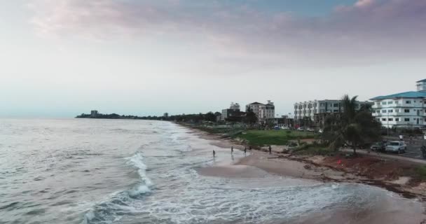 シエラレオネのフリータウンにあるビーチの空中飛行 — ストック動画