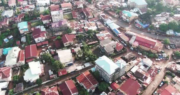 Vliegen Een Gedeelte Van Freetown Sierra Leone — Stockvideo