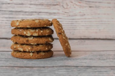 Lezzetli kurabiyeler üst üste yığılmış. 