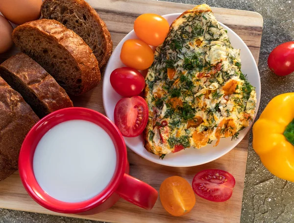 煎蛋卷 早餐用西红柿 面包和辣椒放在木板上 — 图库照片