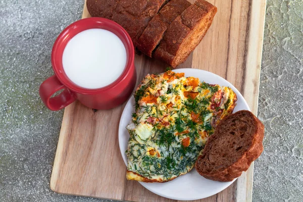 煎蛋卷 早餐用香草 面包和牛奶杯放在木板上 — 图库照片
