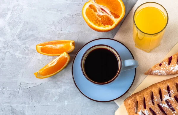 Desayuno Con Taza Café Naranjas Bollos Vaso Jugo Vista Superior — Foto de Stock