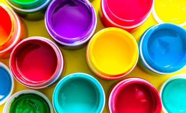 Üst görünümde çok renkli örnek boyalar