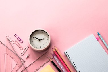 Okul konseptine geri dönelim. Pembe arka planda okul ve ofis malzemeleri