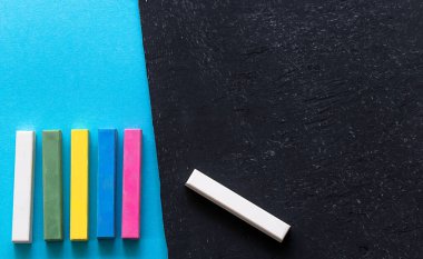 Tahtada tebeşir parçaları ve mavi arkaplan,