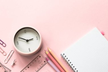 Okul konseptine geri dönelim. Pembe arka planda okul ve ofis malzemeleri