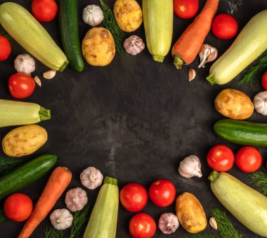 Düz dizaynlı siyah arka planda taze sebzeler. Vegan kavramı