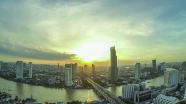 Bangkok şehir manzarası gün batımında Timelapse üstten görünüm Chao Phraya nehir manzaralı