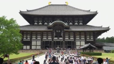 Nara, Japonya - 28 Mayıs 2018: Ana salona Todaiji Tapınağı, bir dönüm noktası Nara önünde yürüyen turist. Dünyanın en büyük ahşap bina ve dünya mirası.