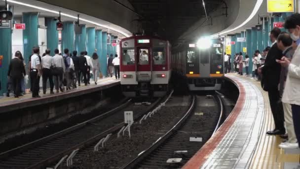 2018 奈良県 観光客と日本語通勤電車近鉄奈良駅に到着を待っています — ストック動画